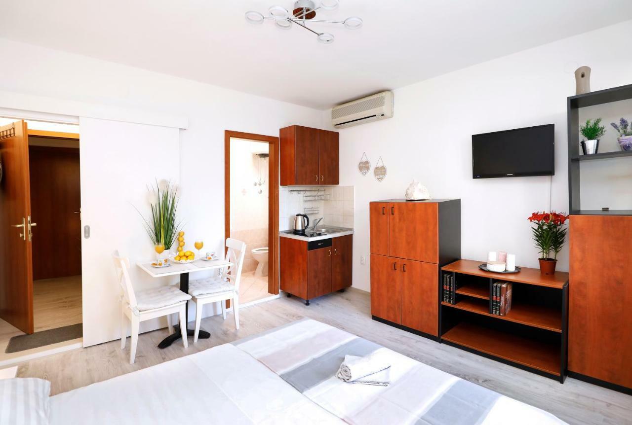 Apartment B&J Very Near Center Of Town Split Exterior foto
